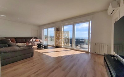 A beautiful, renovated villa with panoramic sea views.
